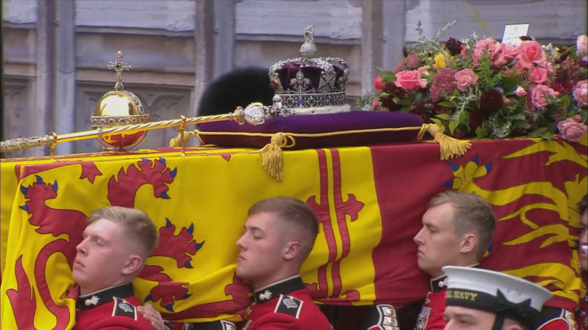 Začal pohřeb královny Alžběty.
