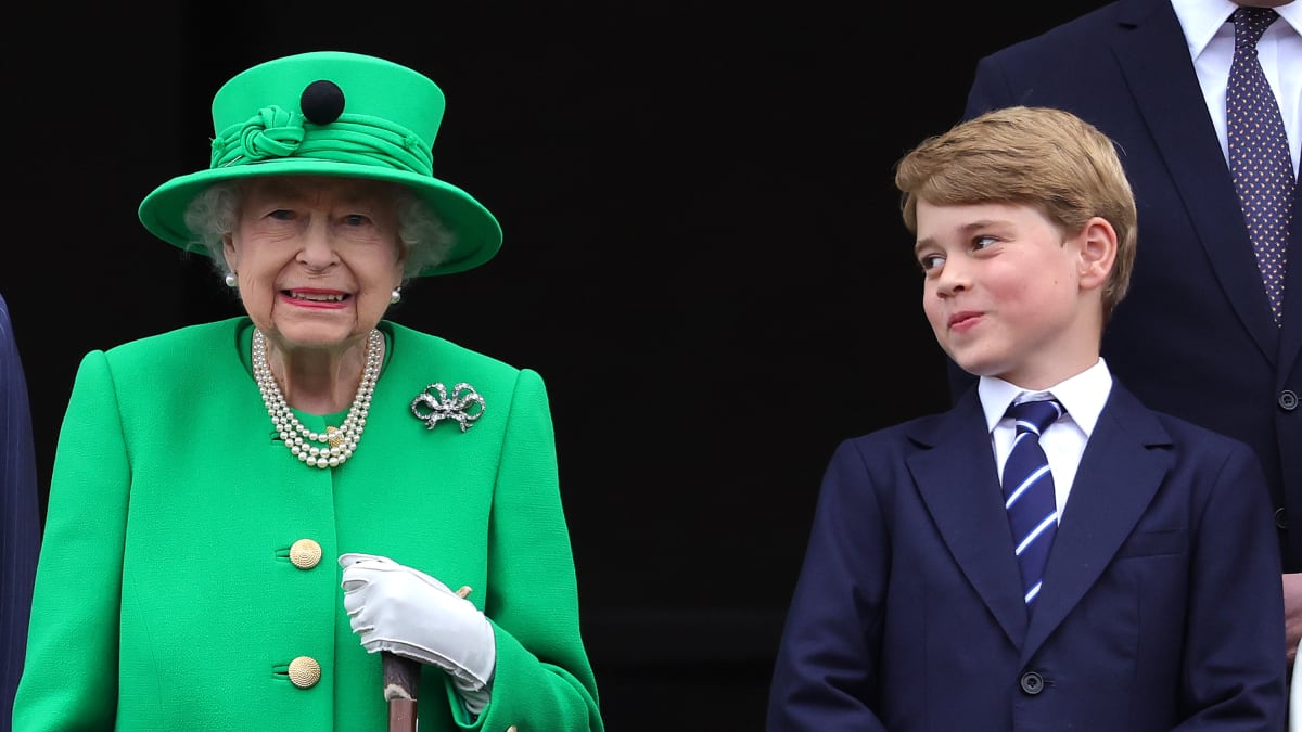 Princ George se svou prababičkou Alžbětou II. během oslav jejího platinového jubilea