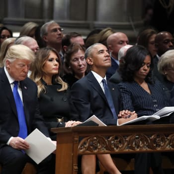 Donald Trump, Melania Trumpová, Barack Obama, Michelle Obamová a Bill Clinton na pohřbu George H.W. Bushe