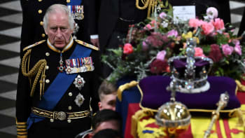 Rakev při pohřbu Alžběty II. zdobila květina s dojemným vzkazem. Co na něm stálo?