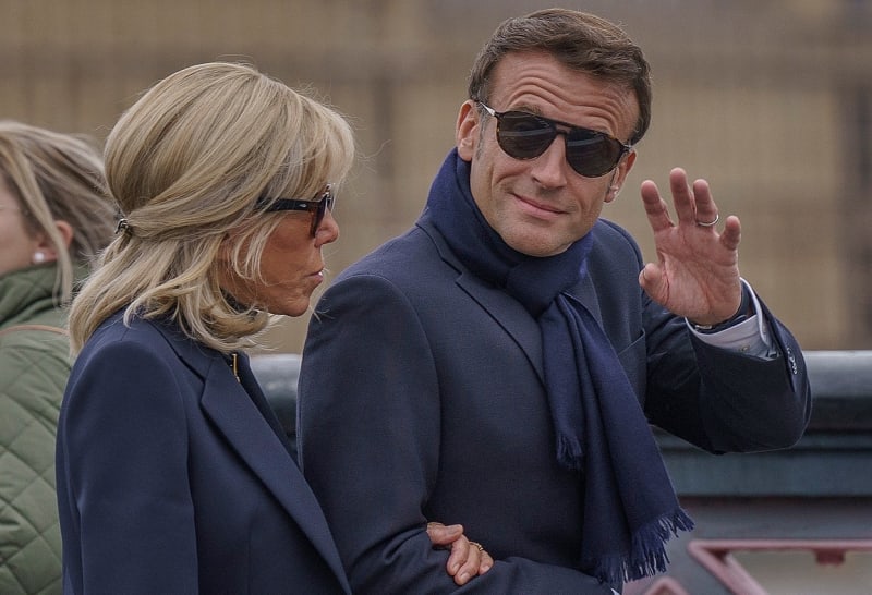 Francouzský prezident Emmanuel Macron vzbudil svým oblečením před pohřbem královny značný poprask