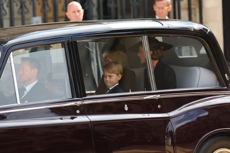 Princ George na pohřbu své prababičky