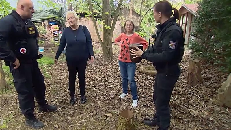 Policie v akci vyšetřovala i uložení urny na cizí zahradě.