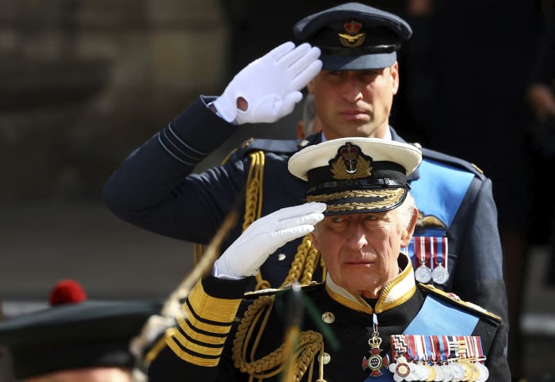Král Karel III. a princ William vzdávají poctu zesnulé vládkyni.