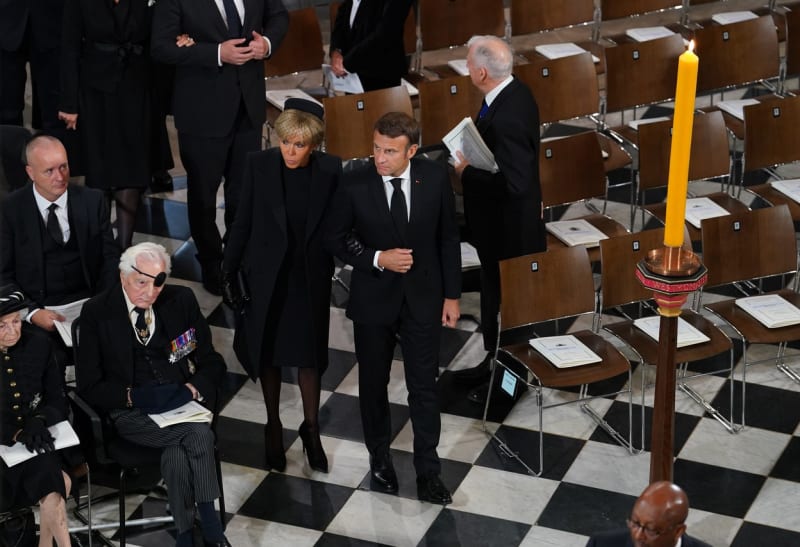 Na pohřeb už francouzský prezident Emmanuel Macron zvolil formální oděv