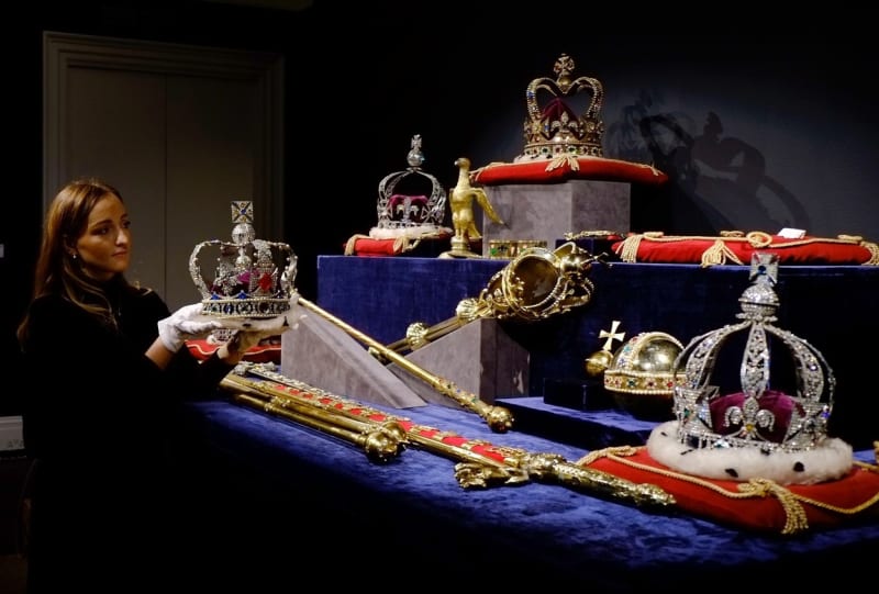 Repliky britských korunovačních klenotů