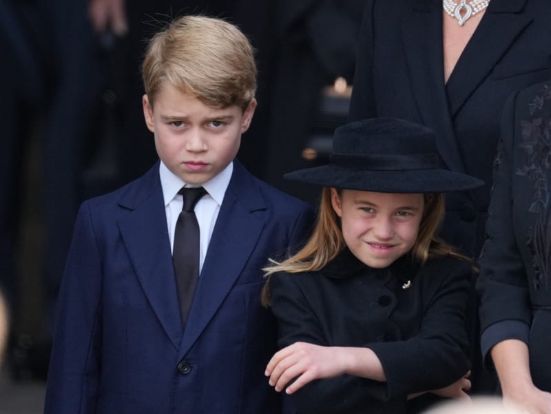 Pohřbu královny Alžběty II. se zúčastnili jen George a Charlotte.