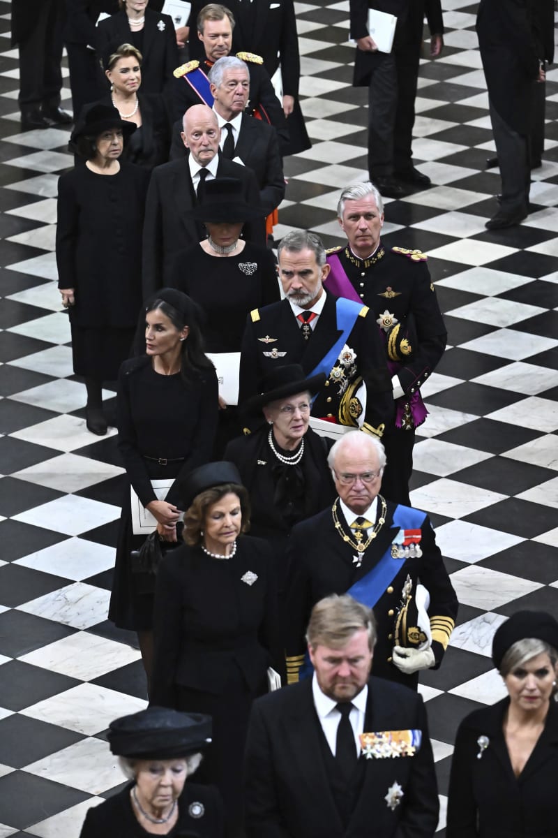Na pohřeb dorazili evropští monarchové z Nizozemska, Švédska, Dánska, Španělska a Belgie.