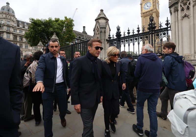 Francouzský prezident Emmanuel Macron vzbudil svým oblečením před pohřbem královny značný poprask