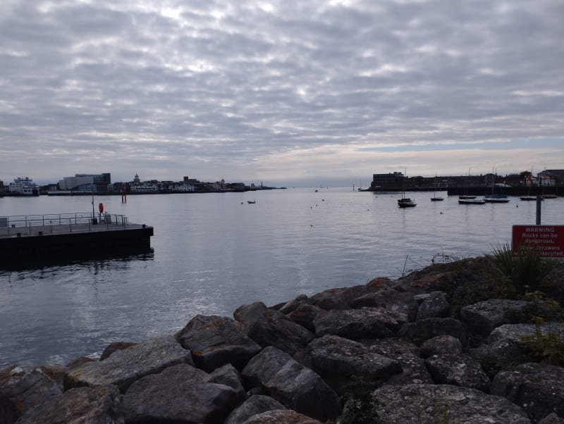 Z Gosportu do Portsmouthu, pohled na dvojměstí, které je nejdůležitějším vojenským přístavem ve Velké Británii.