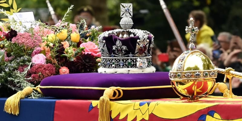 Koruna britského impéria, stejně jako panovníkovo jablko a žezlo naposledy zdobila rakev Alžběty II. během jejího pohřbu.