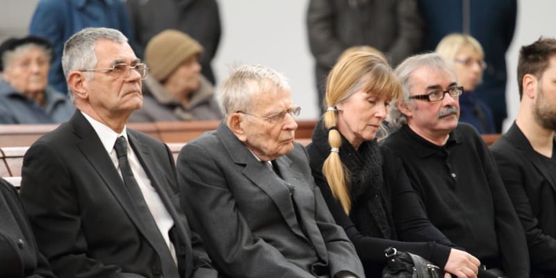 Jan Skopeček na pohřbu milované Věry Tichánkové. Svou manželku přežil o šest let.