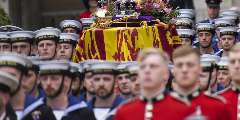 Smuteční průvod při pohřbu Alžběty II. 