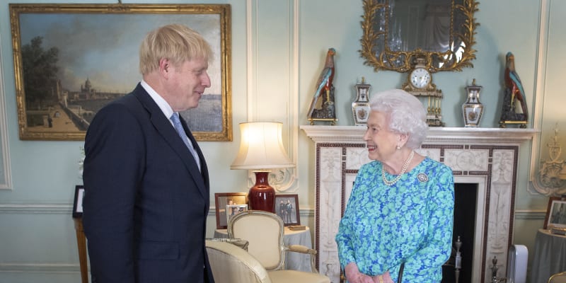 Boris Johnson byl královniným 14. premiérem
