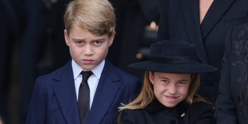 Princezna Charlotte a její bratr George se na pohřbu chovali spořádaně.
