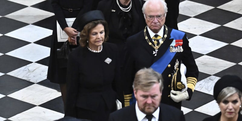Na pohřeb dorazili evropští monarchové z Nizozemska, Švédska, Dánska, Španělska a Belgie.