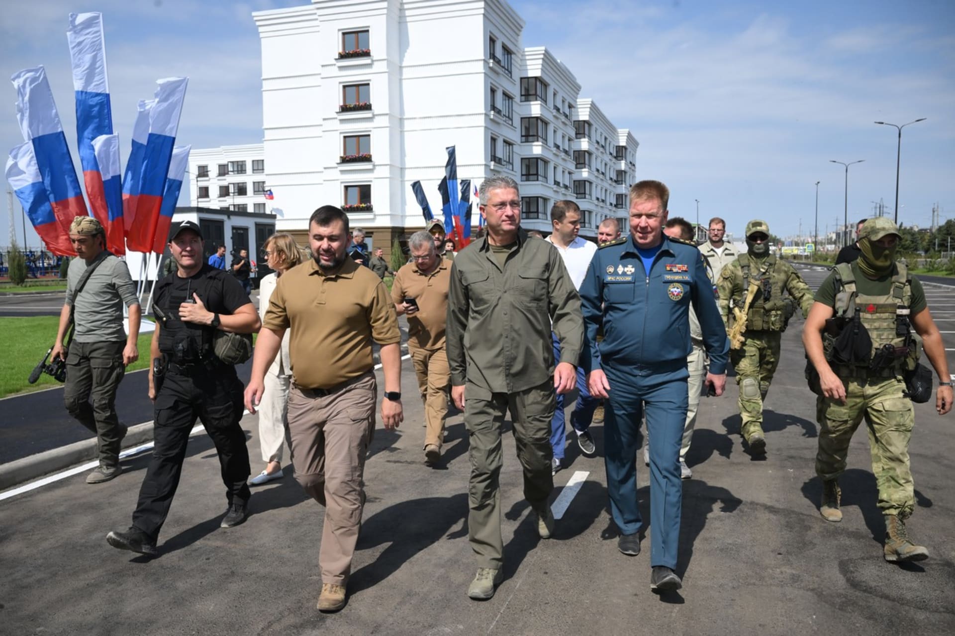 Zleva: Vůdce doněckých separatistů Denis Pušilin, náměstek ruského ministra obrany Timur Ivanov a náměstek ruského ministra pro mimořádné události Nikolaj Grachuškin v okupovaném Mariupolu