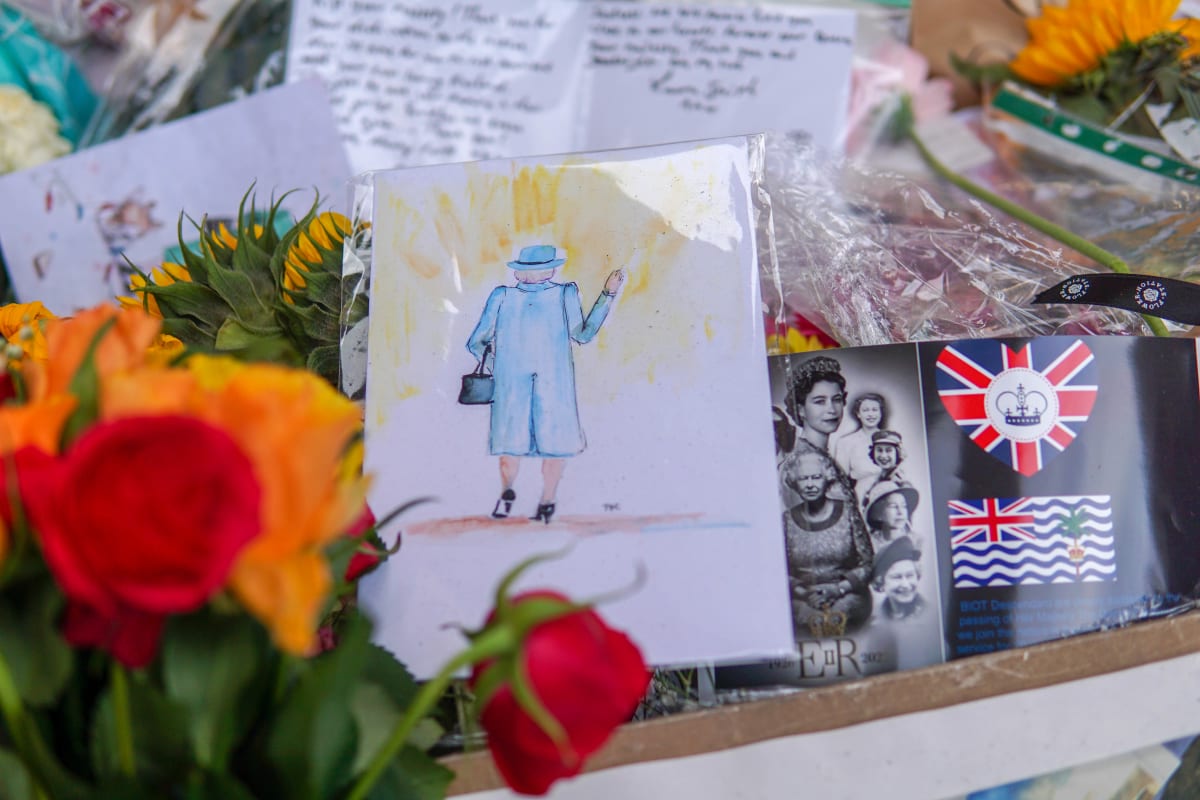 REPORTÁŽ: Šéfka, babička a modla. Jak Britové vzpomínají na královnu Alžbětu II.?