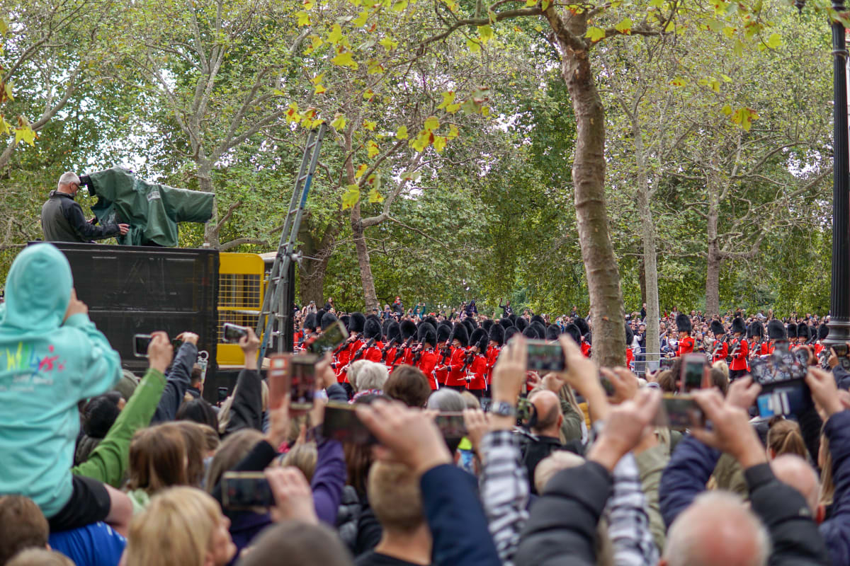 Součástí pohřbu byly pochopitelně i pochody britských vojáků a čestné stráže.