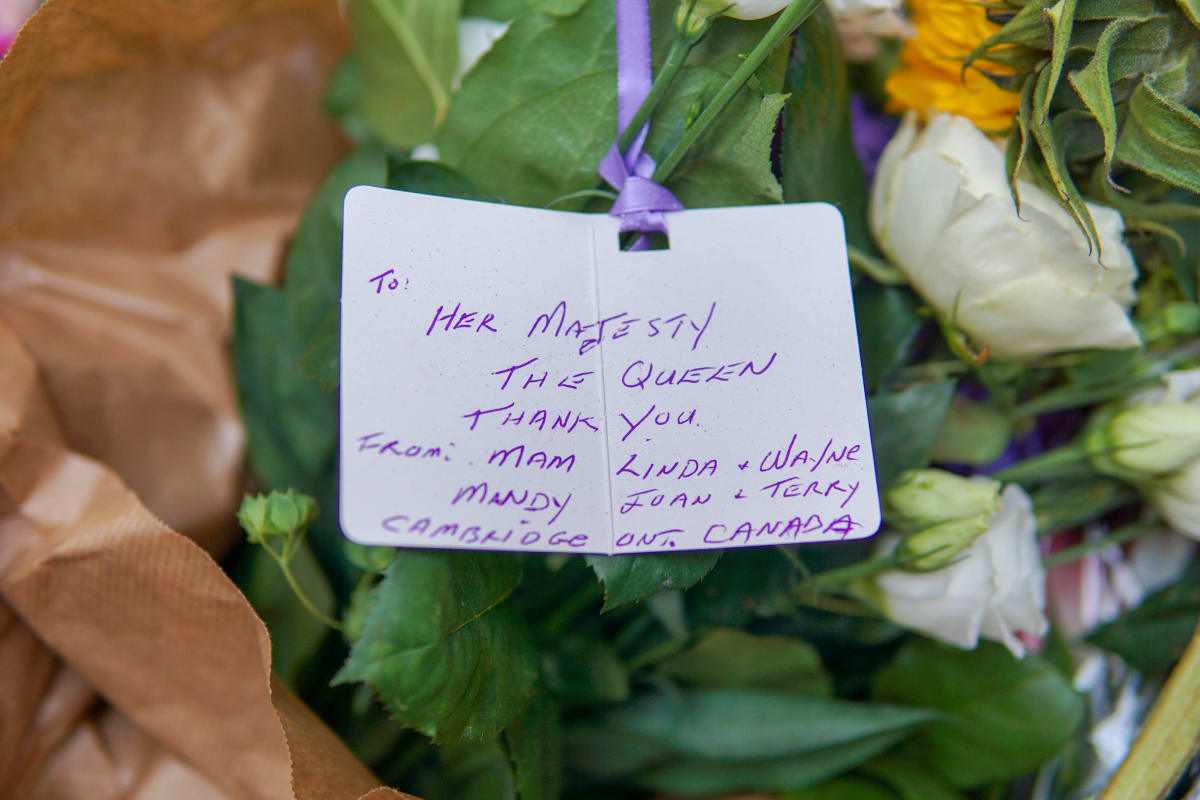 Lidé na mnoha místech v Londýně zanechali své vzkazy královně. 