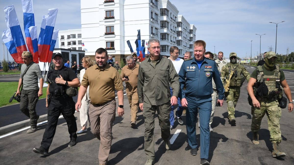 Zleva: Vůdce doněckých separatistů Denis Pušilin, náměstek ruského ministra obrany Timur Ivanov a náměstek ruského ministra pro mimořádné události Nikolaj Grachuškin v okupovaném Mariupolu