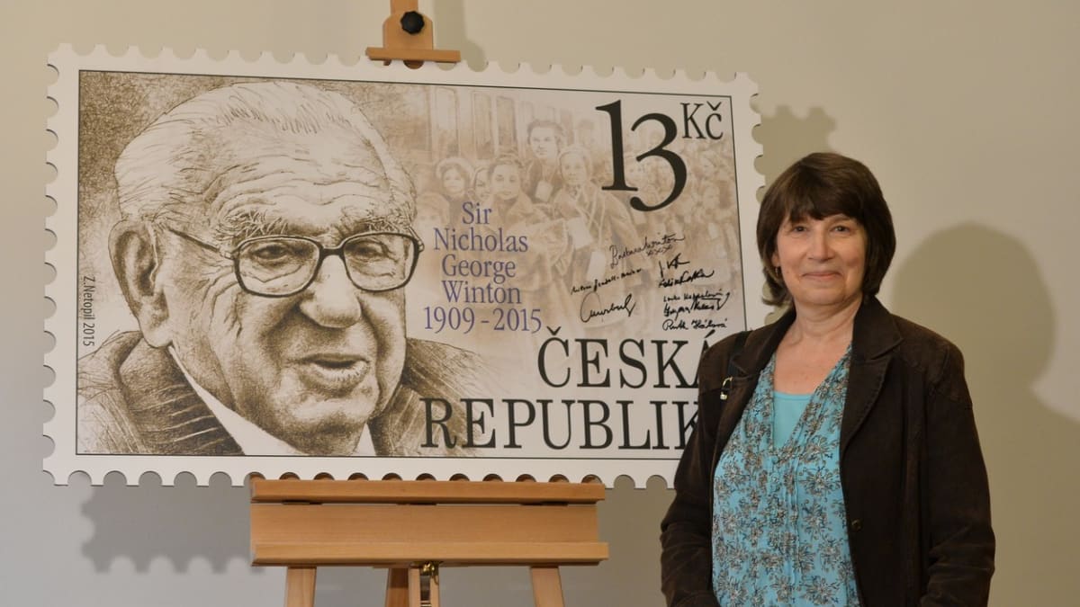 Dcera Nicholase Wintona Barbara Wintonová převzala 15. září 2015 v Praze příležitostnou poštovní známku s portrétem jejího otce, kterou Česká pošta vydala jako poctu jeho hrdinskému činu.