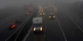 Pošmourné počasí odhaluje, že řidiči neumí používat světla, míní experti. Na co dát pozor?