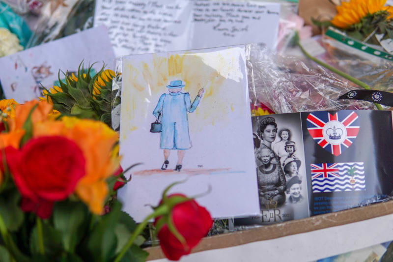 Lidé na mnoha místech v Londýně zanechali své vzkazy královně. 