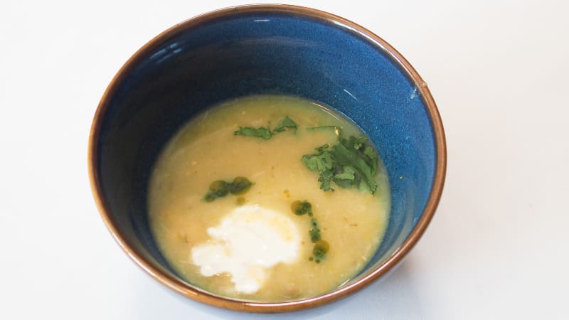 Chřestová polévka se zakysanou smetanou a koriandrovým pestem