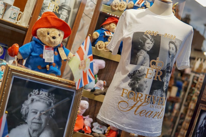 Vzpomínkové a upomínkové předměty na Alžbětu II. byly takřka v každém londýnském obchodě se suvenýry. 