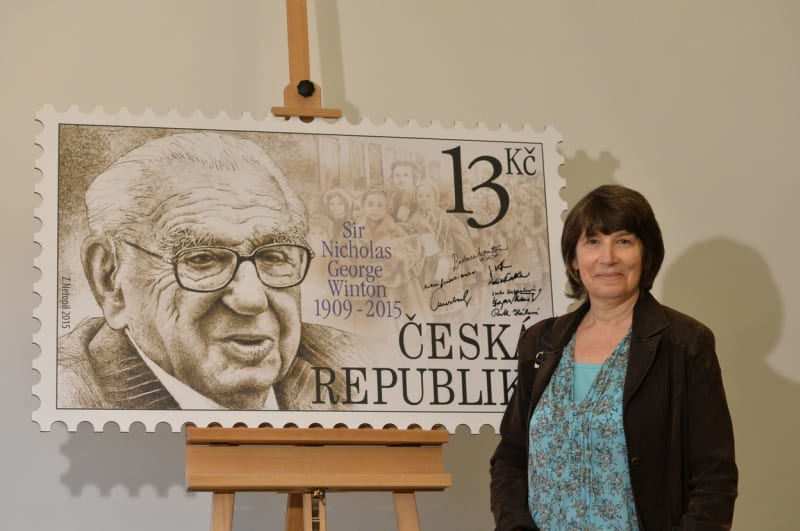 Dcera Nicholase Wintona Barbara Wintonová převzala 15. září 2015 v Praze příležitostnou poštovní známku s portrétem jejího otce, kterou Česká pošta vydala jako poctu jeho hrdinskému činu.