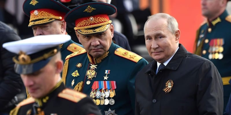 Putin si v květnu 2022 nenechal ujít slavnostní přehlídku ke dni vítězství 