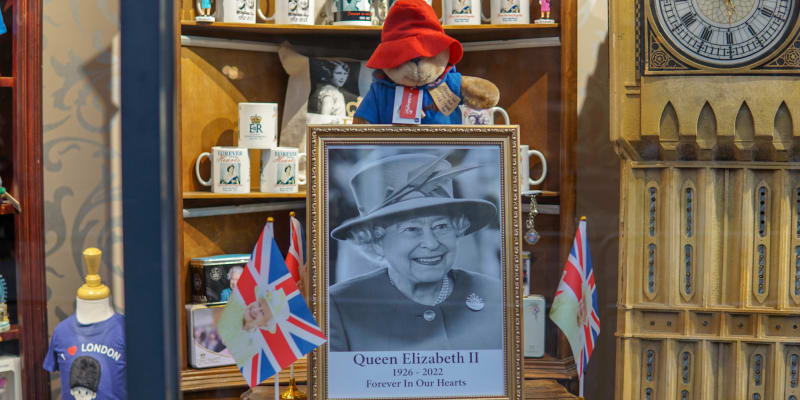 Vzpomínkové a upomínkové předměty na Alžbětu II. byly takřka v každém londýnském obchodě se suvenýry. 