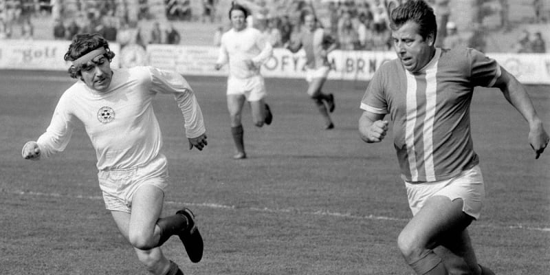 Jiří Hrzán se rád zúčastňoval fotbalových sranda mačů. Na snímku s Josefem Masopustem, stříbrným medailistou z Mistrovství světa z roku 1962. 