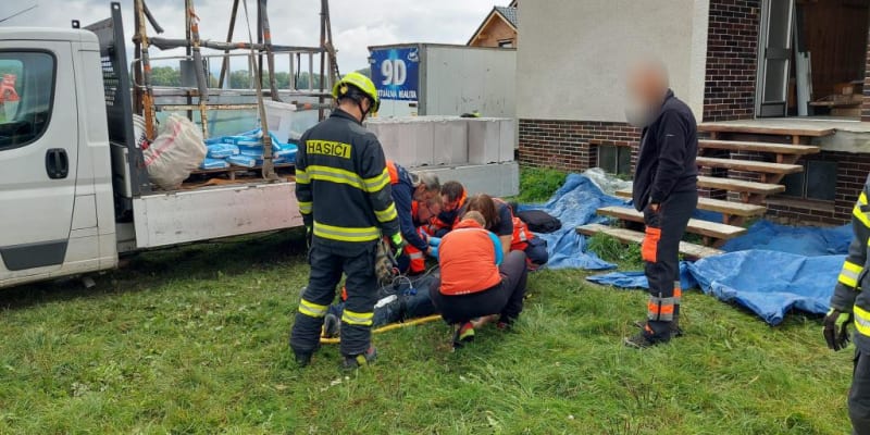 V Oseku nad Bečvou se propadla střecha rodinného domu.