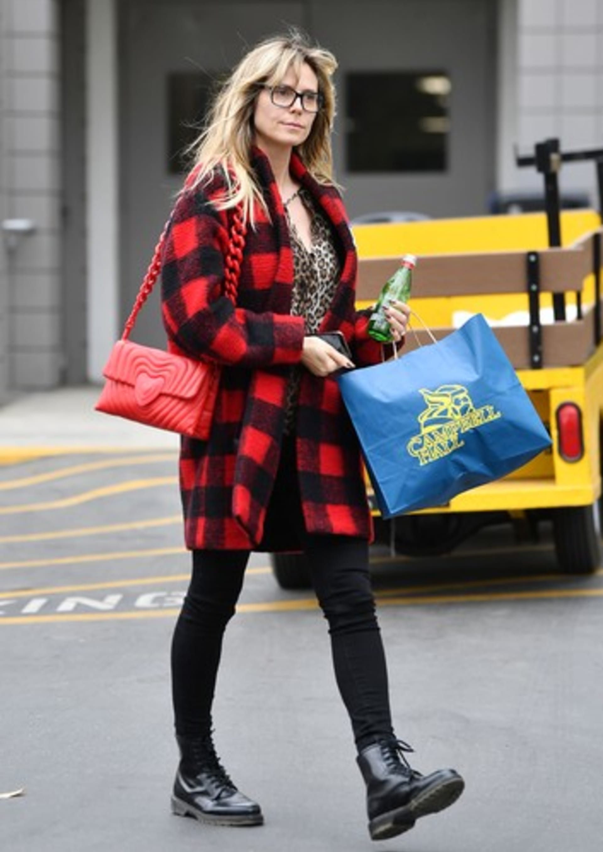 I modelka Heidi Klum rádá nosí kostkované kabáty.