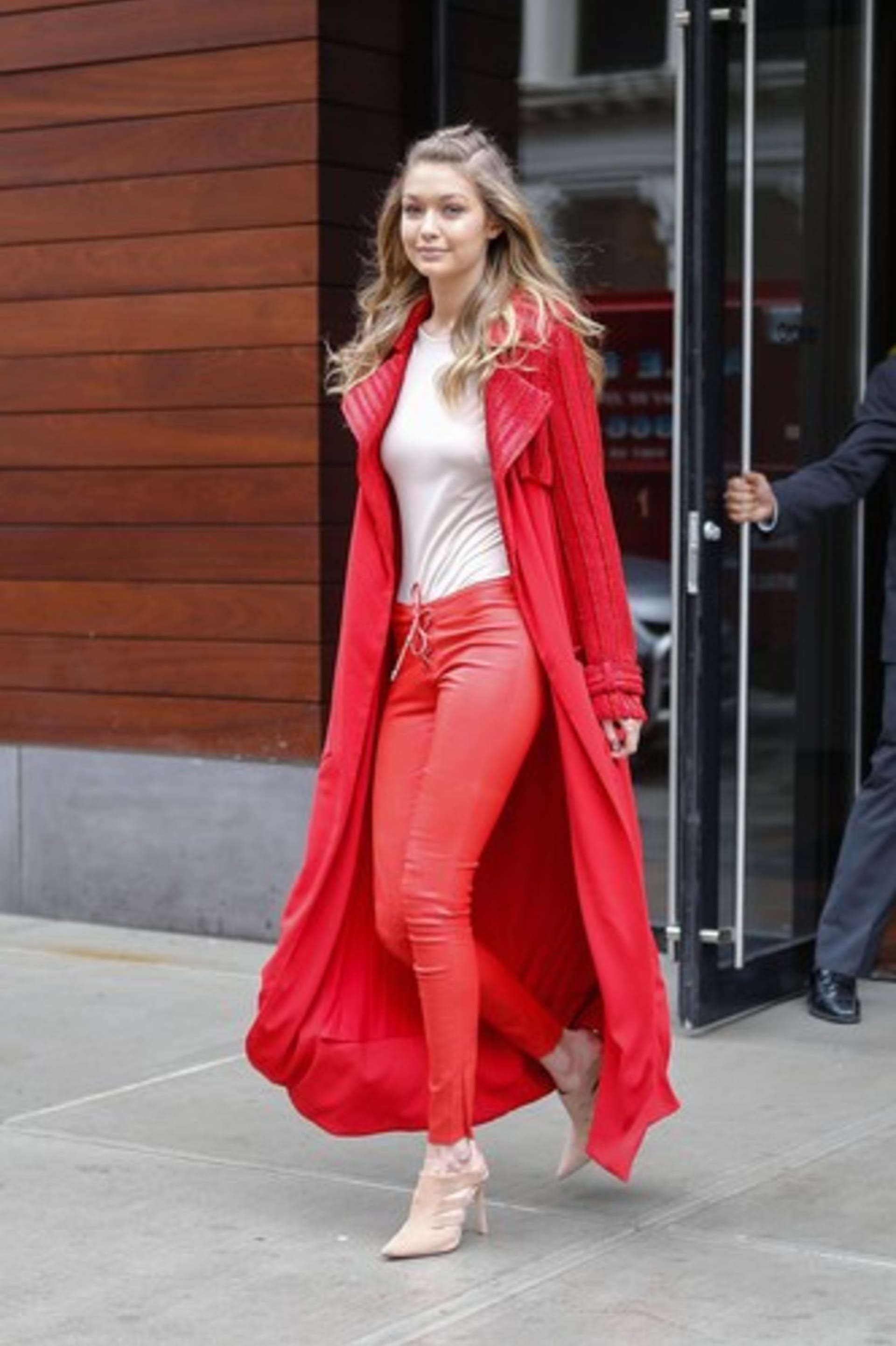 Modelka Gigi Hadid vsadila na červenou.