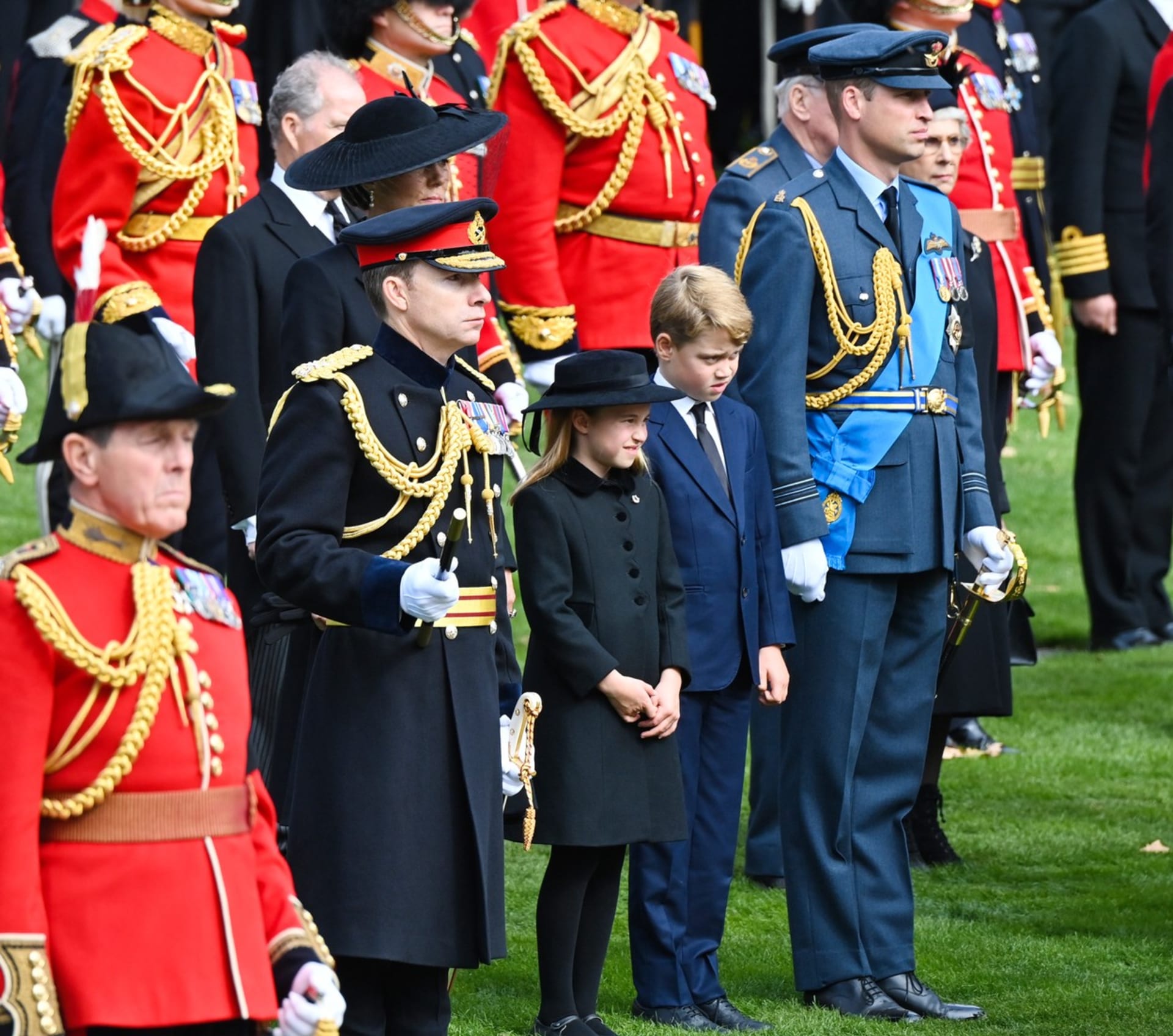 Princ George a princezna Charlotte s rodiči na pohřbu královny.