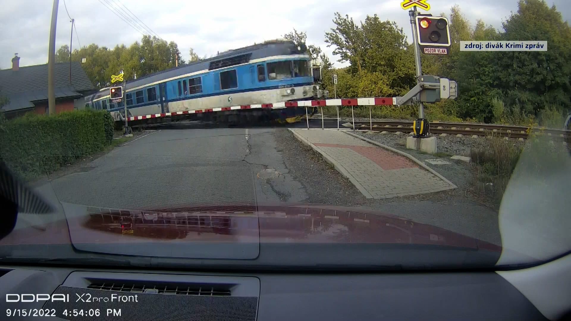 Řidič přes blikající červenou vjel na železniční přejezd