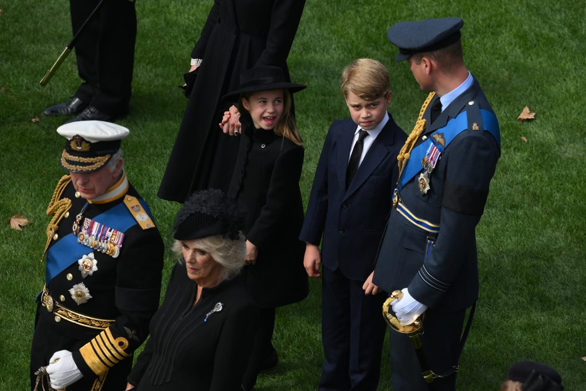 Princ George a princezna Charlotte s rodiči na pohřbu královny.