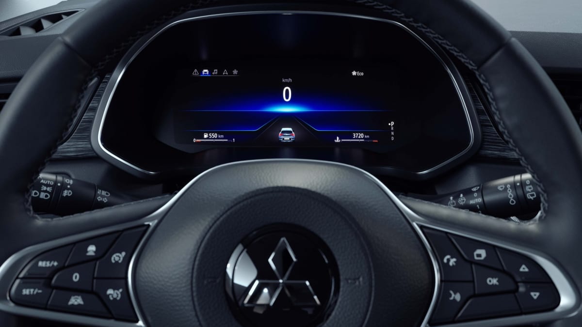 Na tři diamanty uprostřed volantu zasazeného v důvěrně známých kulisách Renaultu si zákazníci budou muset zvykat.