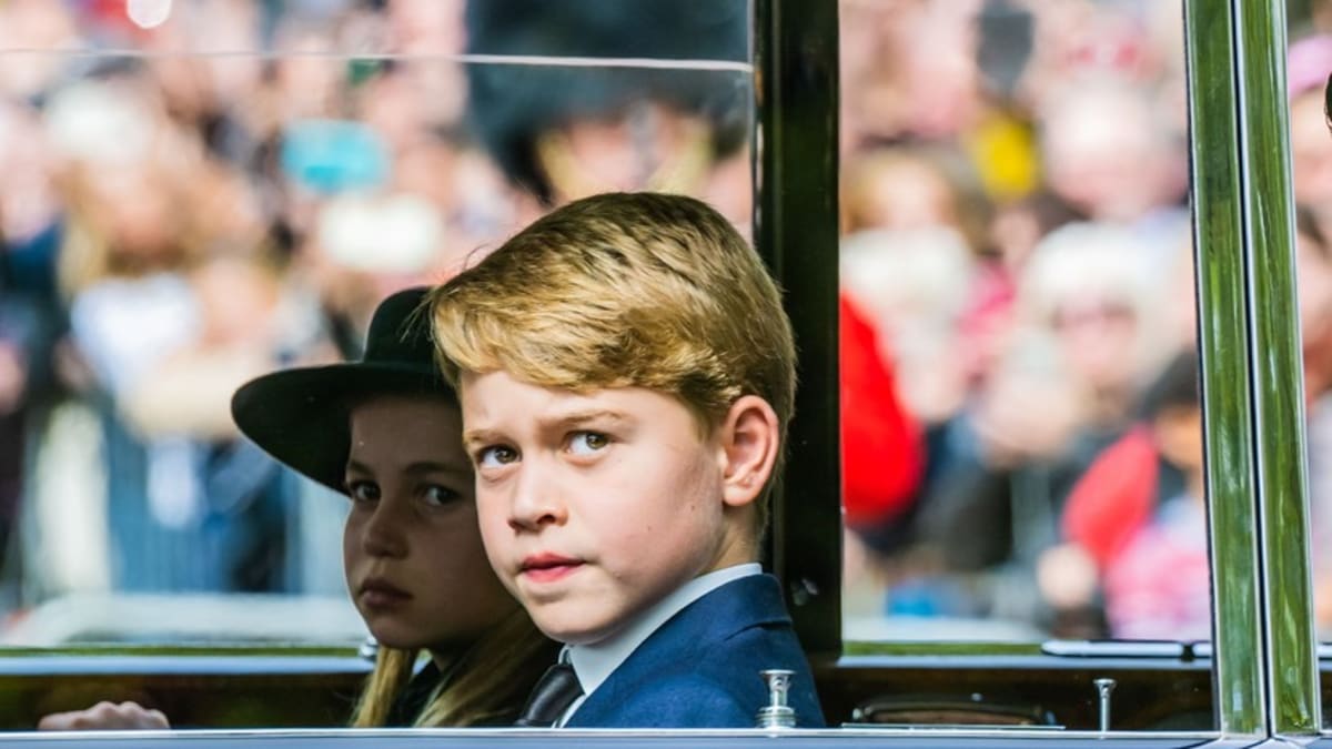 Princ George a princezna Charlotte na pohřbu královny