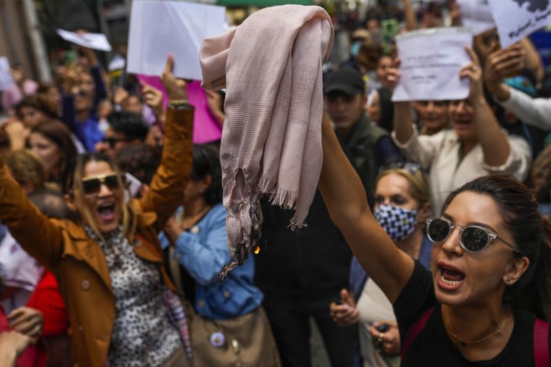 Protesty íránských žen, které vypukly po smrti Mahsá Amíníové, podporují i v Turecku. 