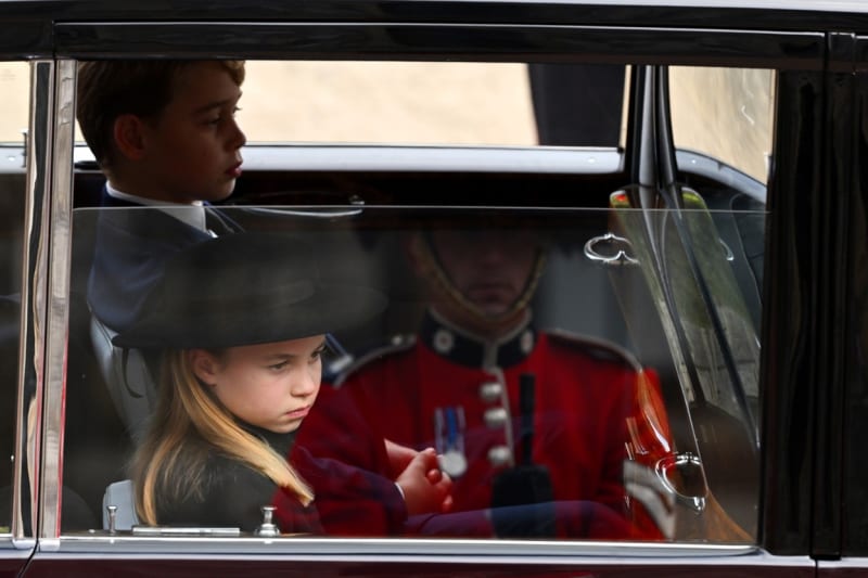 Princ George a princezna Charlotte na pohřbu královny.