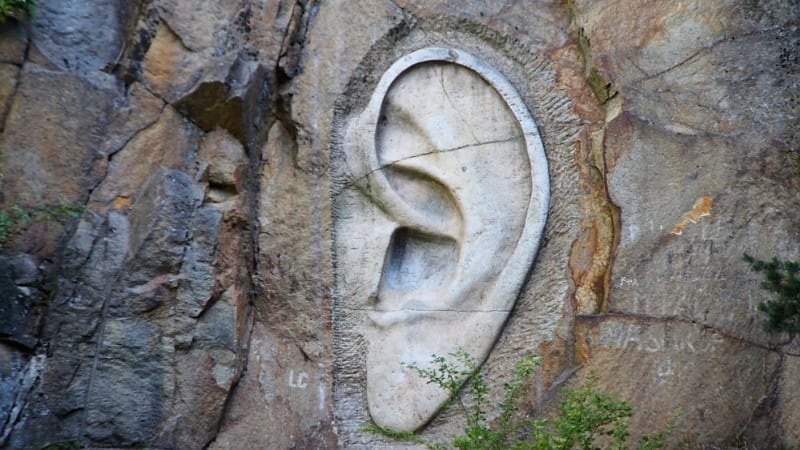 Památník národního odposlechu: žulový reliéf Bretschneiderovo ucho