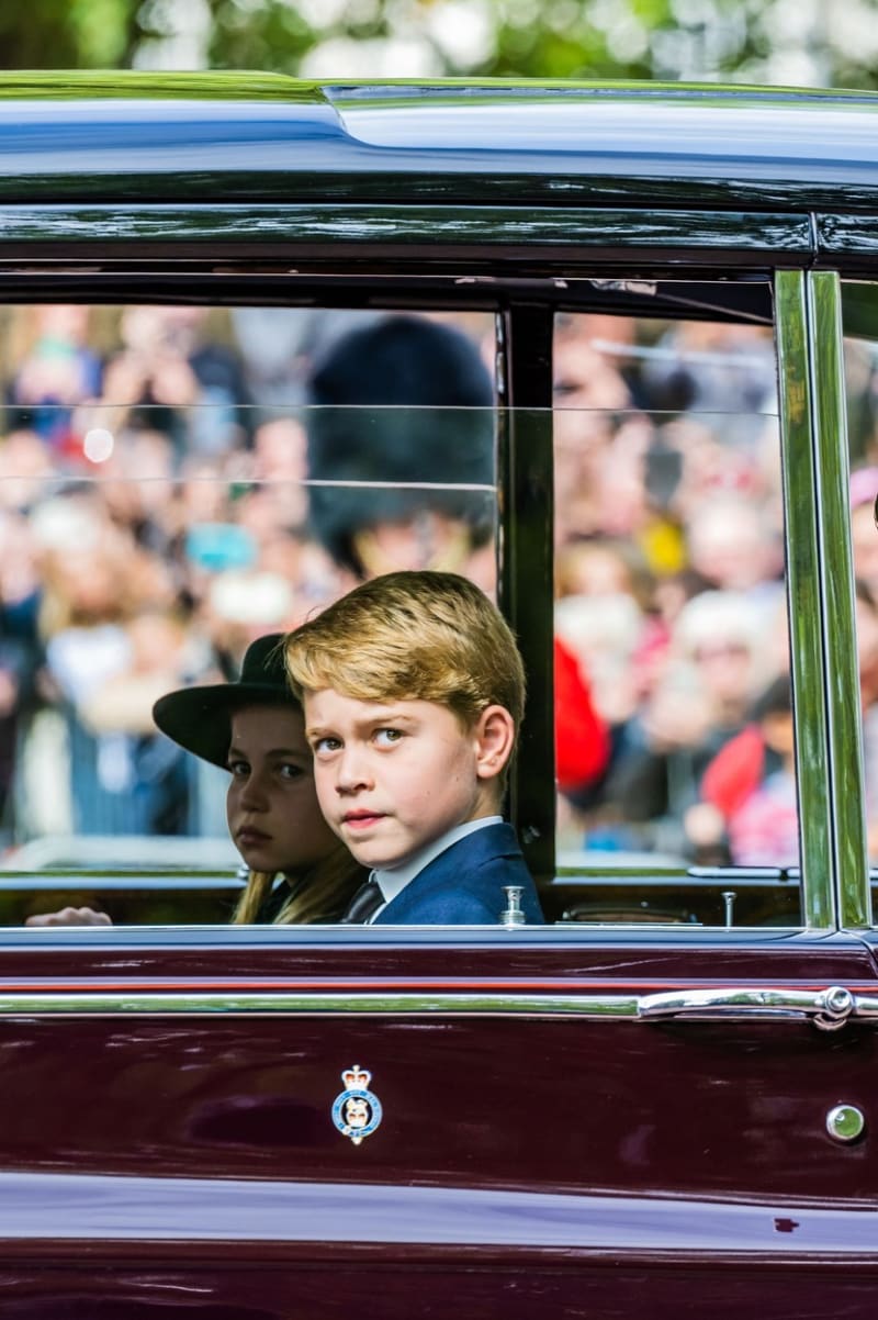 Princ George a princezna Charlotte na pohřbu královny Alžběty II.