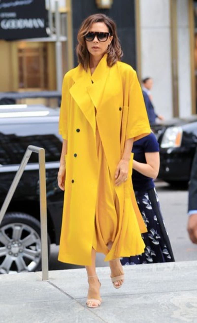 Stylová Victoria Beckham oblékla kanárkově žlutý baloňák.