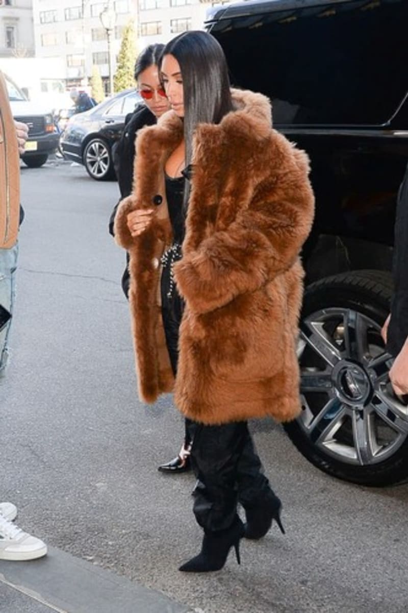 Kim Kardashian v hnědém kabátku teddy.
