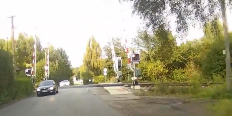 Řidič přes blikající červenou vjel na železniční přejezd