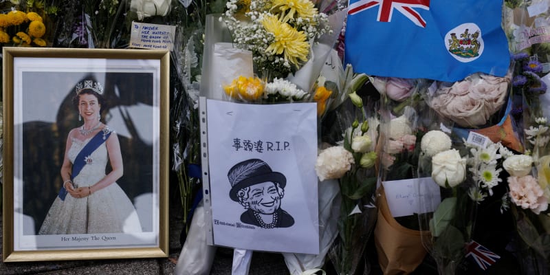 Lidé v Hongkongu vzdávají hold zesnulé britské královně Alžbětě II.